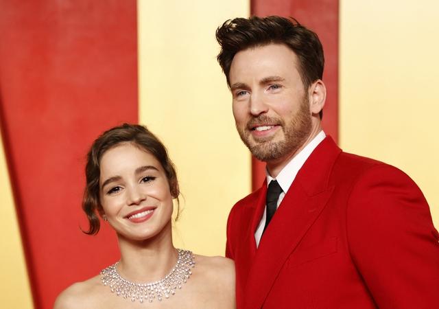 'Đội trưởng Mỹ' Chris Evans và vợ kém 16 tuổi đón con đầu lòng   - Ảnh 1.