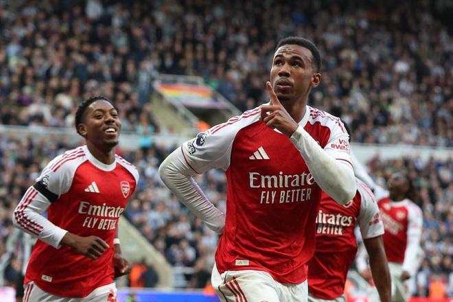 Newcastle thua đau Arsenal phút 90+6, tranh cãi cực gắt nổ ra: Trọng tài VAR ở đâu?- Ảnh 9.