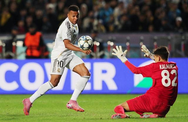 Real Madrid ‘nghiền nát’ đội tí hon Kairat, vì sao Liverpool bị tước phạt đền phút 89?- Ảnh 2.