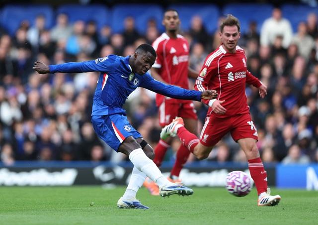 Van Dijk hóa ‘chú hề’, Liverpool thua đau Chelsea phút 90+5 và mất luôn ngôi đầu- Ảnh 1.