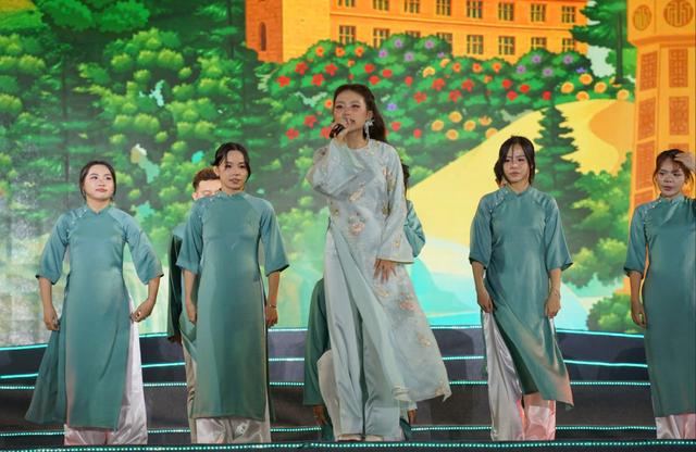Phương Mỹ Chi khuấy động quảng trường Phan Thiết bằng giọng hát dân ca ngọt lịm- Ảnh 3. Phương Mỹ Chi khuấy động quảng trường Phan Thiết bằng giọng hát dân ca ngọt lịm- Ảnh 3.