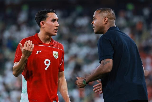 Trưởng đoàn Indonesia bất ngờ ‘tố’ HLV Kluivert ngay trên truyền hình, PSSI sẽ kiện trọng tài- Ảnh 2.