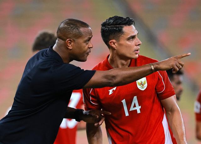Báo Indonesia cùng CĐV đòi sa thải HLV Kluivert, VAR và trọng tài Trung Quốc bị chỉ trích thậm tệ- Ảnh 1. Báo Indonesia cùng CĐV đòi sa thải HLV Kluivert, VAR và trọng tài Trung Quốc bị chỉ trích thậm tệ- Ảnh 1.