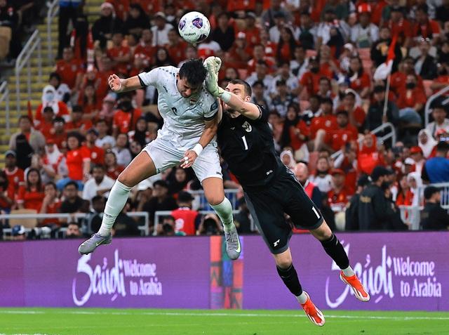 Indonesia thua đau đớn Iraq, giấc mơ World Cup 2026 tan thành mây khói: HLV Kluivert cay đắng- Ảnh 1. Indonesia thua đau đớn Iraq, giấc mơ World Cup 2026 tan thành mây khói: HLV Kluivert cay đắng- Ảnh 1.