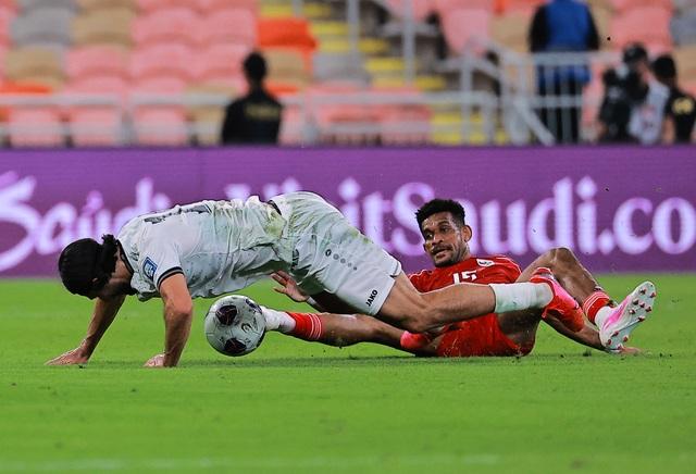 Indonesia thua đau đớn Iraq, giấc mơ World Cup 2026 tan thành mây khói: HLV Kluivert cay đắng- Ảnh 2. Indonesia thua đau đớn Iraq, giấc mơ World Cup 2026 tan thành mây khói: HLV Kluivert cay đắng- Ảnh 2.