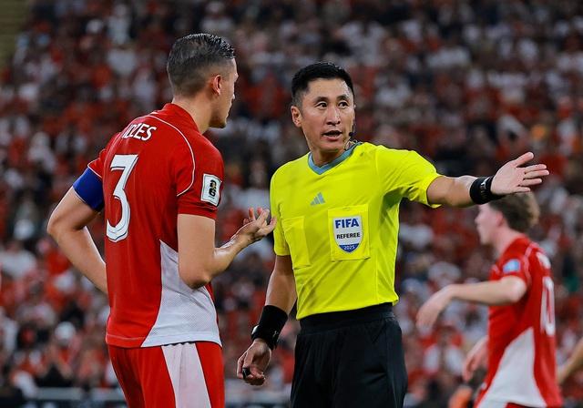 Báo Indonesia cùng CĐV đòi sa thải HLV Kluivert, VAR và trọng tài Trung Quốc bị chỉ trích thậm tệ- Ảnh 2. Báo Indonesia cùng CĐV đòi sa thải HLV Kluivert, VAR và trọng tài Trung Quốc bị chỉ trích thậm tệ- Ảnh 2.