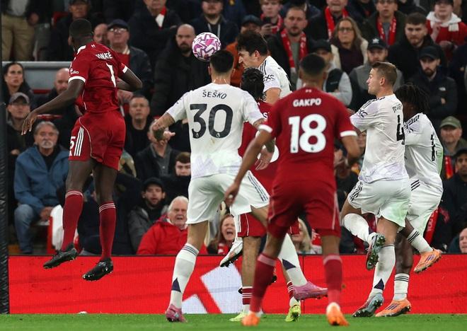 HLV Amorim tung đội hình cực dị, M.U khiến Liverpool thua cay đắng ngay trên sân Anfield- Ảnh 4.