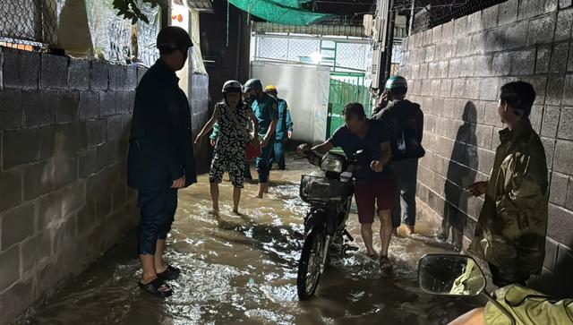 Mưa lớn kỷ lục ở Phan Thiết khiến dân phải khiêng quan tài chạy lũ trong đêm - Ảnh 2. Mưa lớn kỷ lục ở Phan Thiết khiến dân phải khiêng quan tài chạy lũ trong đêm - Ảnh 2.