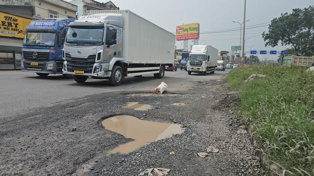 Ổ gà trên quốc lộ 51 là nỗi ám ảnh của tài xế - Ảnh 1. Ổ gà trên quốc lộ 51 là nỗi ám ảnh của tài xế - Ảnh 1.