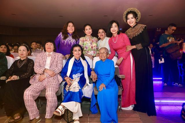 NSND Kim Cương, Minh Vương xúc động khi được tri ân trong ngày giỗ Tổ sân khấu- Ảnh 4.