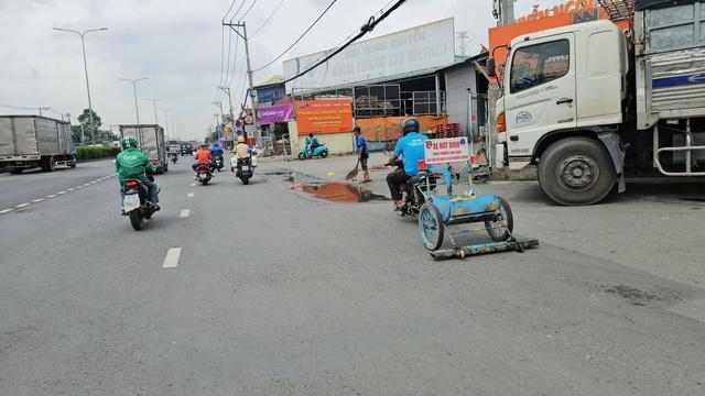 Choáng váng số lượng vật sắc nhọn, đinh hình thoi thu gom trên đường Đỗ Mười - Ảnh 1.