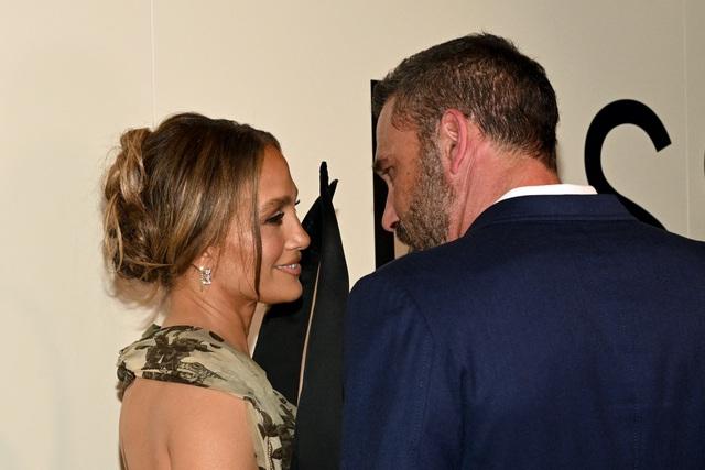 Jennifer Lopez và Ben Affleck 'thích nhau hơn khi không còn là vợ chồng' - Ảnh 1.