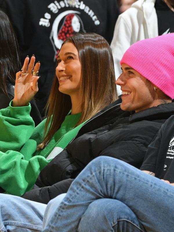 Hailey Bieber khó chịu khi liên tục bị so sánh với Selena Gomez - Ảnh 2.