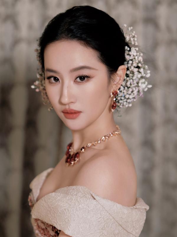 Lưu Diệc Phi hóa 'nàng tiên hoa' gây sốt - Ảnh 2.
