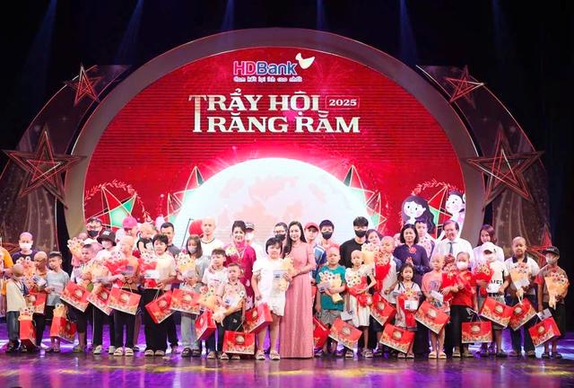 HD Bank - Trái tim sẻ chia cùng ‘Trẩy hội trăng rằm’- Ảnh 4. HD Bank - Trái tim sẻ chia cùng ‘Trẩy hội trăng rằm’- Ảnh 4.