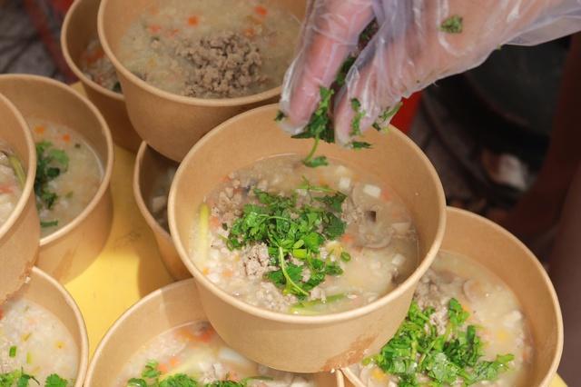 TP.HCM nghĩa tình: Thầy giáo dạy nhạc mở bếp ăn thiện nguyện Đô Thăng gieo thiện lành- Ảnh 3. TP.HCM nghĩa tình: Thầy giáo dạy nhạc mở bếp ăn thiện nguyện Đô Thăng gieo thiện lành- Ảnh 3.