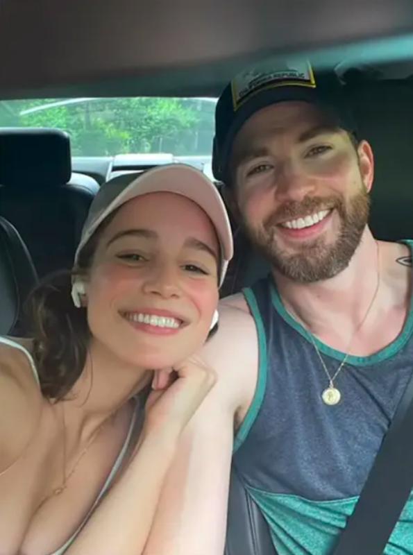 'Đội trưởng Mỹ' Chris Evans và vợ kém 16 tuổi đón con đầu lòng   - Ảnh 2.