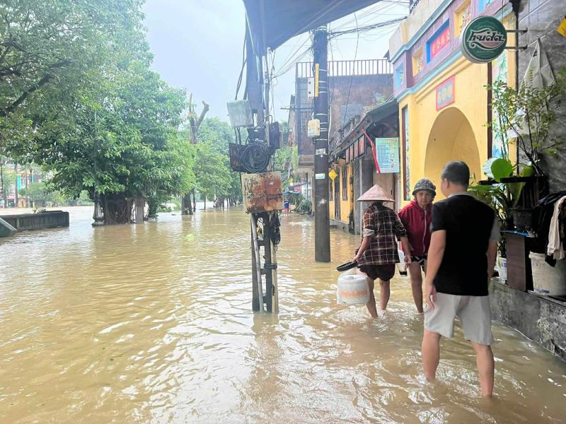 Lũ trên sông Hương lên cao, nhiều tuyến đường nội đô TP.Huế biến thành sông- Ảnh 7.