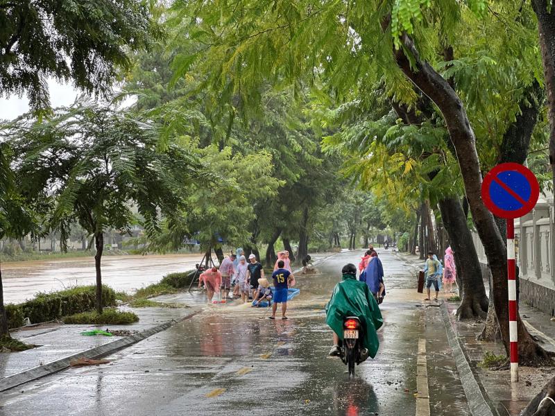 TP.Huế: Nội đô lũ đang rút dần, hạ du vẫn ngập sâu- Ảnh 3. TP.Huế: Nội đô lũ đang rút dần, hạ du vẫn ngập sâu- Ảnh 3.