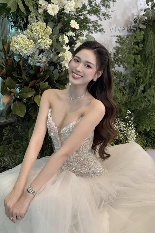 Hoa hậu Đỗ Thị Hà sắp 'lên xe hoa' với bạn trai thiếu gia - Ảnh 1. Hoa hậu Đỗ Thị Hà sắp 'lên xe hoa' với bạn trai thiếu gia - Ảnh 1.