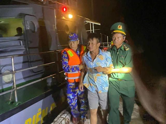 TP.Huế: Tàu cá chìm sau va chạm với tàu hàng, 1 người đang mất tích trên biển- Ảnh 1. TP.Huế: Tàu cá chìm sau va chạm với tàu hàng, 1 người đang mất tích trên biển- Ảnh 1.