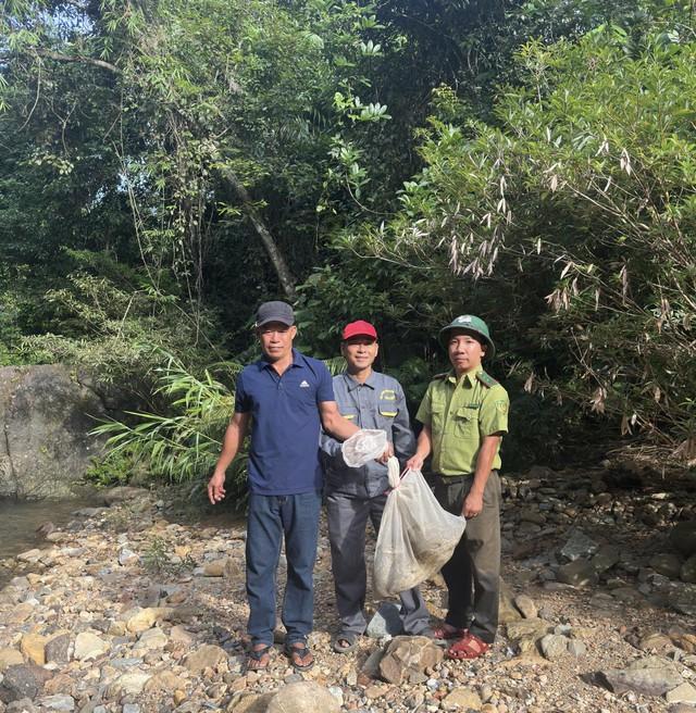 Trăn gấm 'khủng' vào vườn nhà người dân ở Huế tấn công gà, vịt- Ảnh 1. Trăn gấm 'khủng' vào vườn nhà người dân ở Huế tấn công gà, vịt- Ảnh 1.