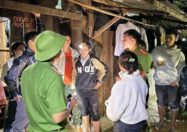 Ứng phó bão số 12: Đà Nẵng trữ lương thực để không bị cô lập - Ảnh 2. Ứng phó bão số 12: Đà Nẵng trữ lương thực để không bị cô lập - Ảnh 2.
