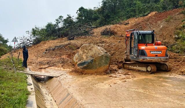 Đà Nẵng: Sạt lở nghiêm trọng đường lên cửa khẩu quốc tế Nam Giang- Ảnh 1.