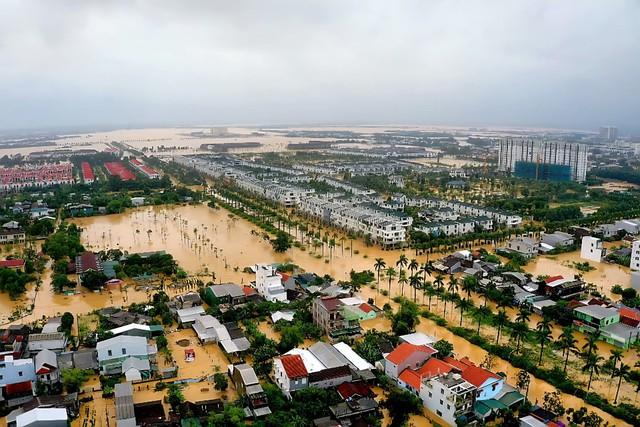 Ngập lụt tại TP . Huế: Người dân gồng mình chống chọi với mưa lũ kéo dài - Ảnh 5. Ngập lụt tại TP . Huế: Người dân gồng mình chống chọi với mưa lũ kéo dài - Ảnh 5.