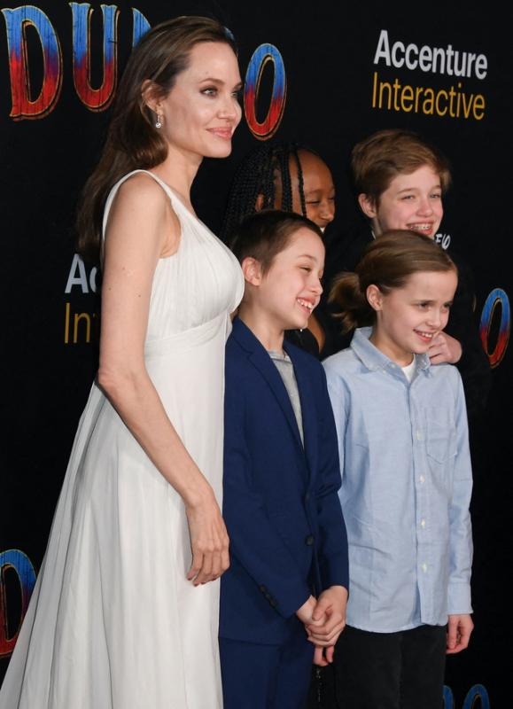 Angelina Jolie kể khó khăn hậu ly hôn, thẳng thừng đòi tiền Brad Pitt- Ảnh 3.