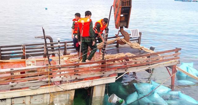 Bộ đội Biên phòng Hòn Chuối hỗ trợ lai dắt tàu cá bị chìm vào bờ - Ảnh 2.