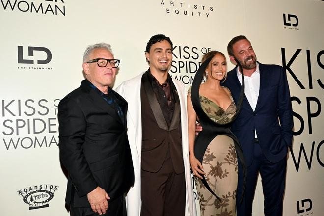 Jennifer Lopez và Ben Affleck sánh bước trên thảm đỏ sau 1 năm ly hôn - Ảnh 4.