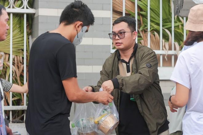 TP.HCM nghĩa tình: Thầy giáo dạy nhạc mở bếp ăn thiện nguyện Đô Thăng gieo thiện lành- Ảnh 8. TP.HCM nghĩa tình: Thầy giáo dạy nhạc mở bếp ăn thiện nguyện Đô Thăng gieo thiện lành- Ảnh 8.