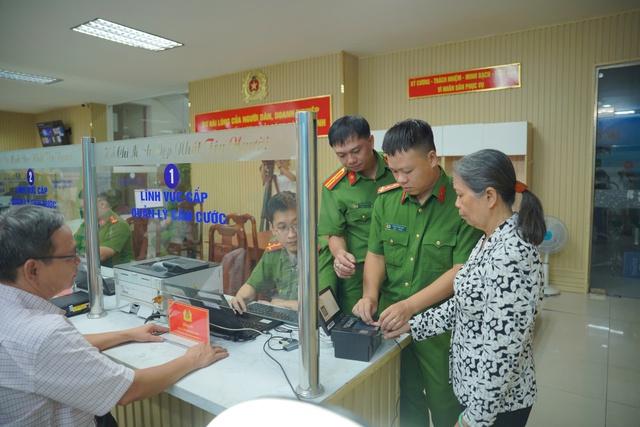 Công an TP.HCM hướng dẫn 3 cách xử lý khi có sai sót thông tin trên VNeID - Ảnh 1.