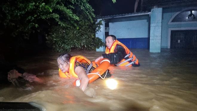 Quân đội hỗ trợ miền Trung giữa cơn lũ lớn , khắc phục hậu quả cứu dân - Ảnh 2. Quân đội hỗ trợ miền Trung giữa cơn lũ lớn , khắc phục hậu quả cứu dân - Ảnh 2.