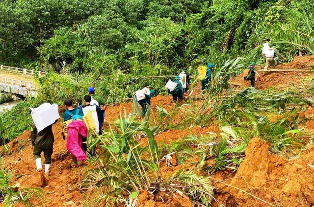 Đà Nẵng: Vượt hàng chục điểm sạt lở, gùi hàng tiếp tế người dân bị cô lập- Ảnh 1. Đà Nẵng: Vượt hàng chục điểm sạt lở, gùi hàng tiếp tế người dân bị cô lập- Ảnh 1.