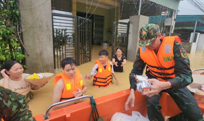 Hơn 15 . 000 Nhà dân ở thanh hóa chìm trong biển nước do mưa lũ - Ảnh 8. Hơn 15 . 000 Nhà dân ở thanh hóa chìm trong biển nước do mưa lũ - Ảnh 8.