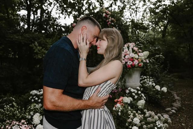 Taylor Swift tiết lộ lý do yêu Travis Kelce, bác tin giải nghệ sau khi lấy chồng - Ảnh 3.