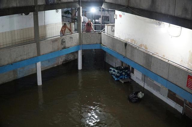 Mưa lớn suốt ngày, tiến độ chống ngập ra sao?- Ảnh 2. Mưa lớn suốt ngày, tiến độ chống ngập ra sao?- Ảnh 2.