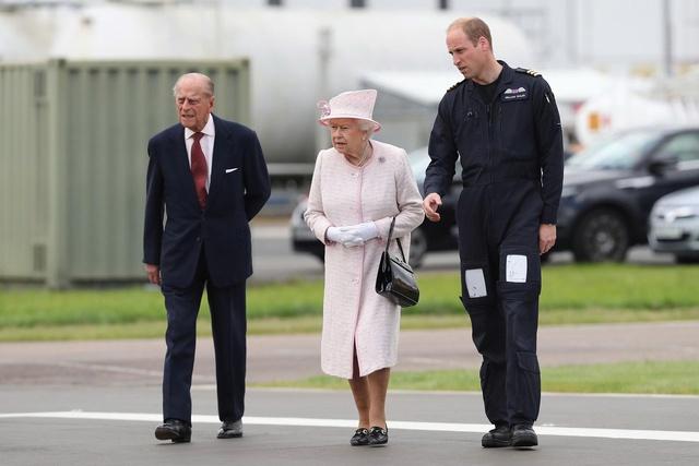 Hoàng tử William và bà nội Nữ hoàng Elizabeth II từng không thân thiết - Ảnh 1.