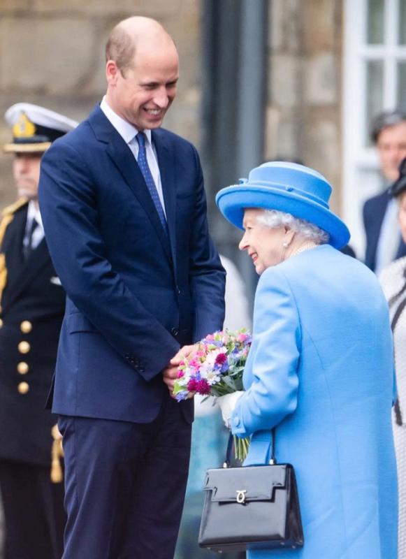 Hoàng tử William và bà nội Nữ hoàng Elizabeth II từng không thân thiết - Ảnh 2.