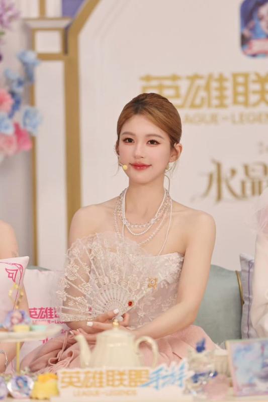 Triệu Lộ Tư vượt Địch Lệ Nhiệt Ba, trở thành nữ diễn viên được quan tâm nhất- Ảnh 2. Triệu Lộ Tư vượt Địch Lệ Nhiệt Ba, trở thành nữ diễn viên được quan tâm nhất- Ảnh 2.