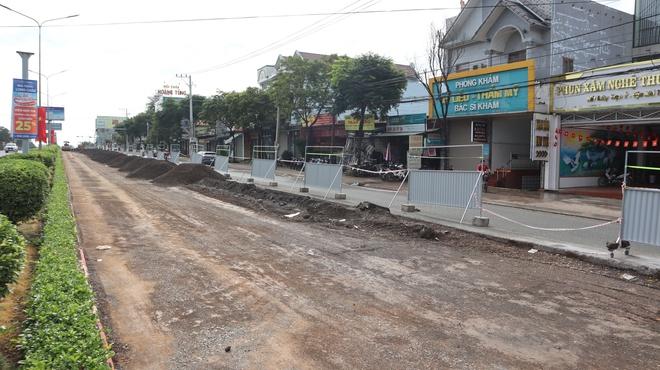 Quốc lộ 14 ở Đồng Nai vá mãi vẫn hư, như 'giăng bẫy' người đi đường- Ảnh 9.