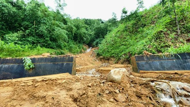 Cận cảnh sạt lở nghiêm trọng trên tuyến QL 49 nối trung tâm TP.Huế - A Lưới - Ảnh 12.