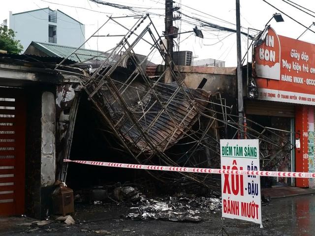 Cháy cửa hàng bán quần áo, 1 người tử vong- Ảnh 4. Cháy cửa hàng bán quần áo, 1 người tử vong- Ảnh 4.