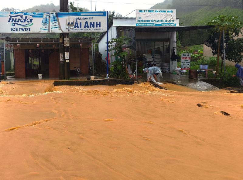 Mưa lớn kéo dài, đường Hồ Chí Minh qua vùng cao A Lưới biến thành 'sông'- Ảnh 12. Mưa lớn kéo dài, đường Hồ Chí Minh qua vùng cao A Lưới biến thành 'sông'- Ảnh 12.