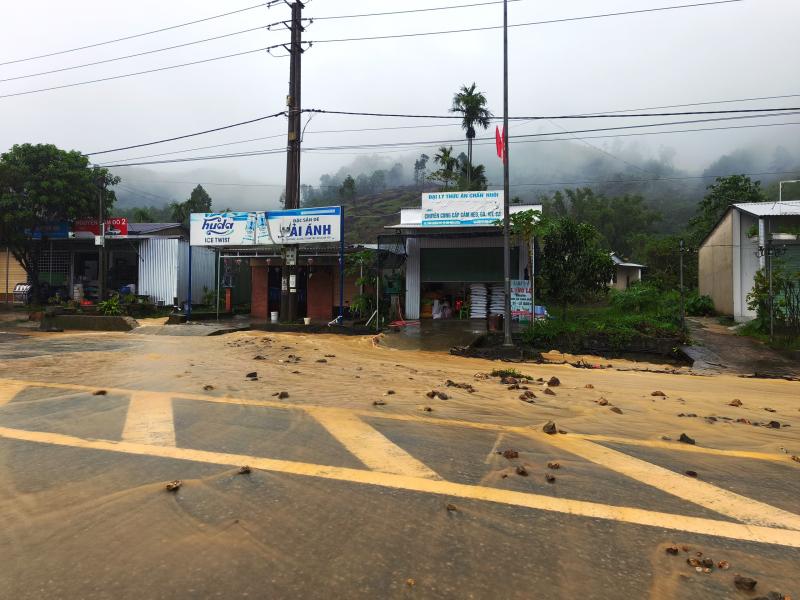 Mưa lớn kéo dài, đường Hồ Chí Minh qua vùng cao A Lưới biến thành 'sông'- Ảnh 6. Mưa lớn kéo dài, đường Hồ Chí Minh qua vùng cao A Lưới biến thành 'sông'- Ảnh 6.