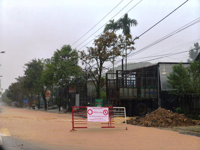 Mưa lớn kéo dài, đường Hồ Chí Minh qua vùng cao A Lưới biến thành 'sông'- Ảnh 8. Mưa lớn kéo dài, đường Hồ Chí Minh qua vùng cao A Lưới biến thành 'sông'- Ảnh 8.