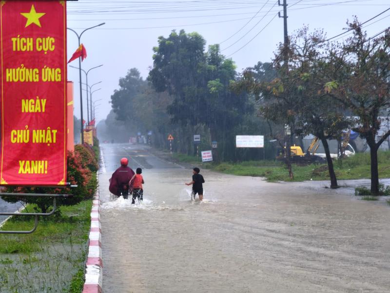 Mưa lớn kéo dài, đường Hồ Chí Minh qua vùng cao A Lưới biến thành 'sông'- Ảnh 2. Mưa lớn kéo dài, đường Hồ Chí Minh qua vùng cao A Lưới biến thành 'sông'- Ảnh 2.