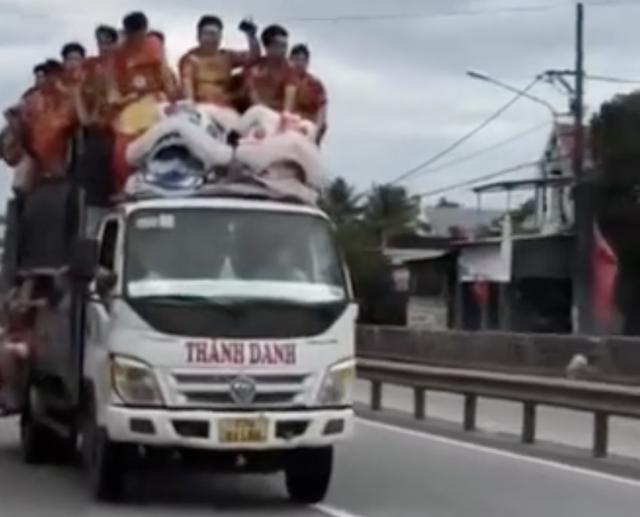 Chở đoàn múa lân trên nóc và thùng xe tải, nữ tài xế bị xử phạt- Ảnh 1. Chở đoàn múa lân trên nóc và thùng xe tải, nữ tài xế bị xử phạt- Ảnh 1.